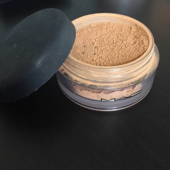 Mac mineralize loose foundation in dark