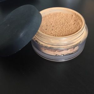 Mac mineralize loose foundation in dark