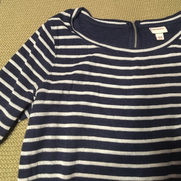a blue and white shirt spring/fall top