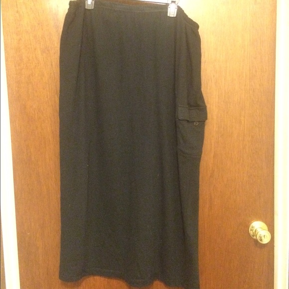 Black XL Maxi Skirt. Elastic waist. Side pocket