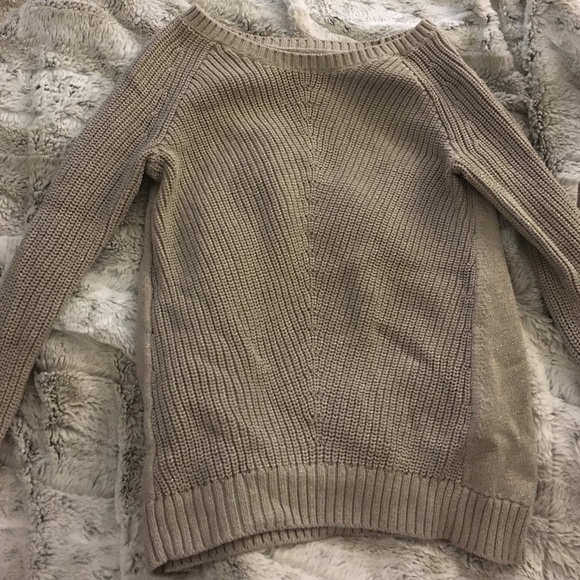 Knitted sweater with metallic gold hint