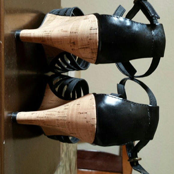 Black wedge strap heels - Picture 4 of 4