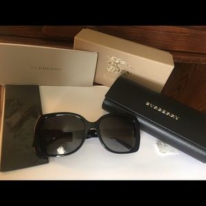 ‼️SOLD‼️Beautiful Burberry 4160 sunglasses 😎