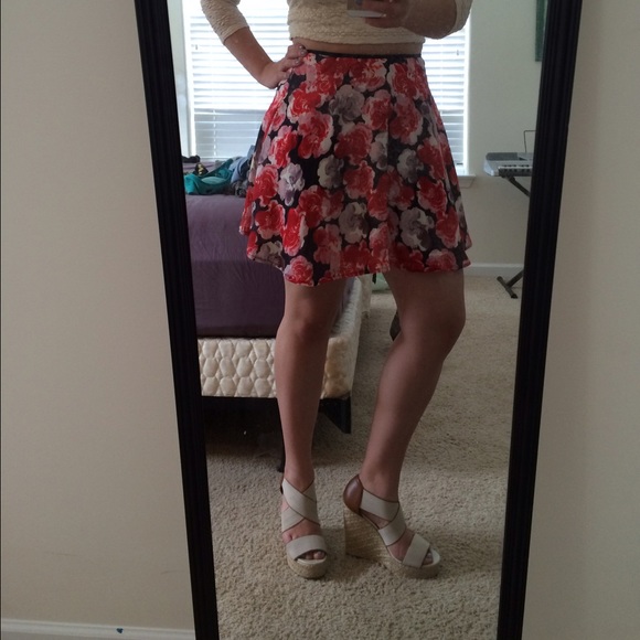 Rose Patterned Skirt - Picture 2 of 2