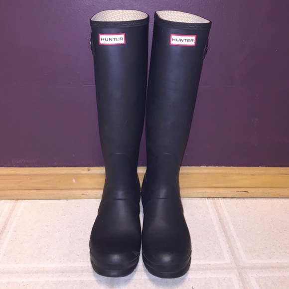HUNTER RAIN BOOTS: black matte.