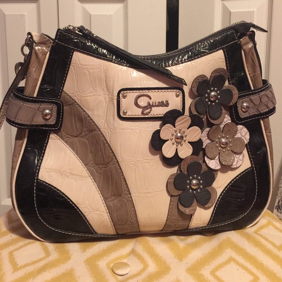 GUESS PURSE GREAT CONDITION