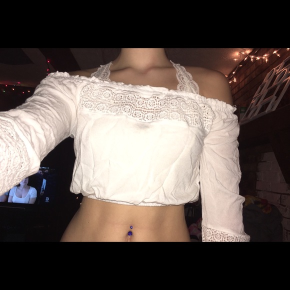 😇Never worn flowy size small crop top.😇