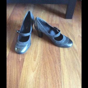 Patterned grey high heels