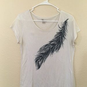 Light and simple T-Shirt with long feather design.