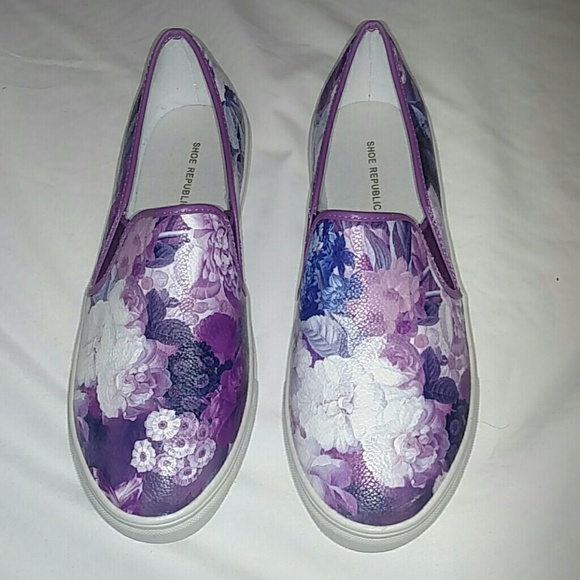 *One Pair Left* Floral Flats - Picture 2 of 4