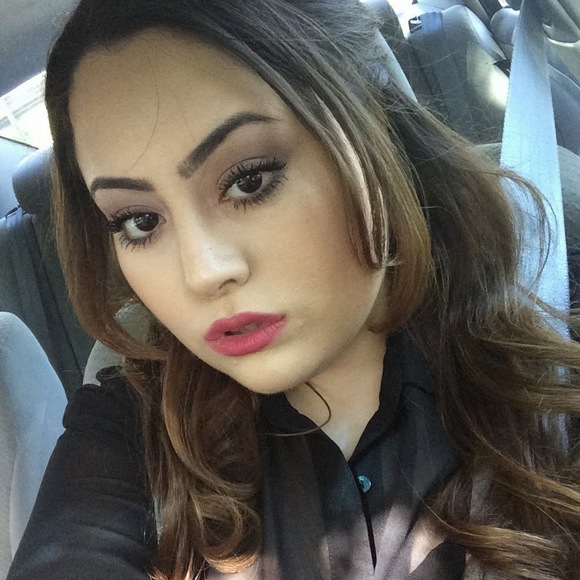 Meet your Posher, Elvia