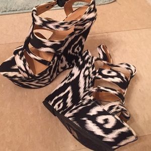 Black and White Print Wedges