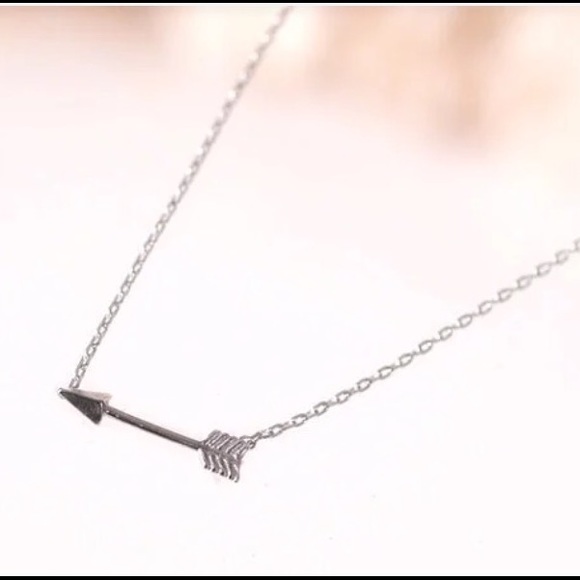 ❗️SALE❗️Arrow pendant necklace - Picture 2 of 2