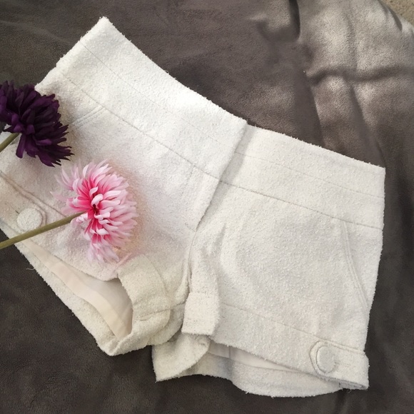 BEBE size 2 cream shorts barely worn 🌷💕