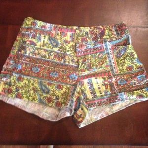 Colorful cuffed shorts