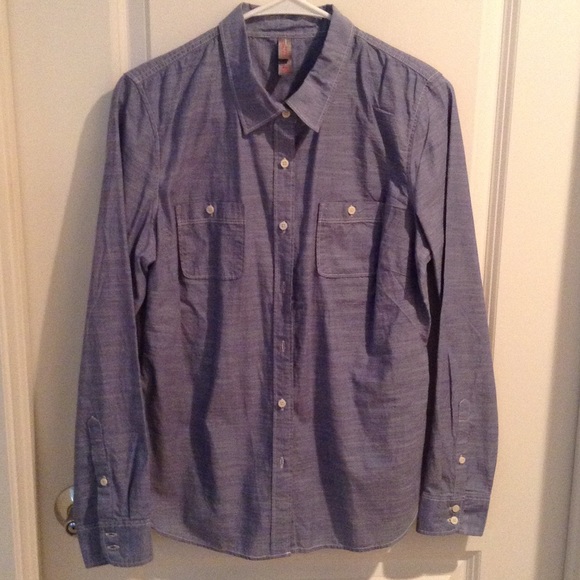 Crisp, chambray looking shirt. Never been worn!