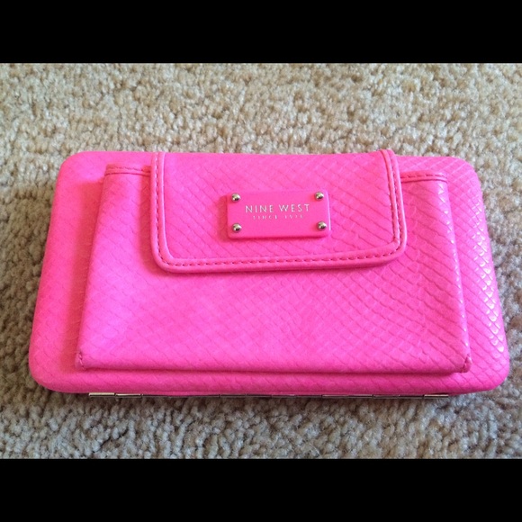 A handbag that is pink.