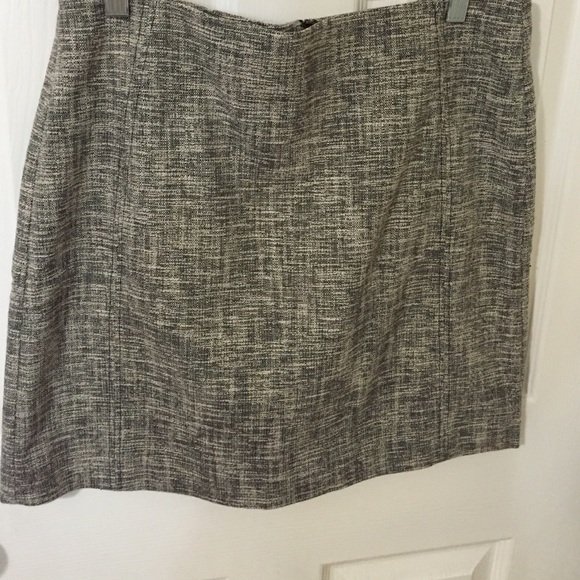 Beautiful loft skirt. Size 6