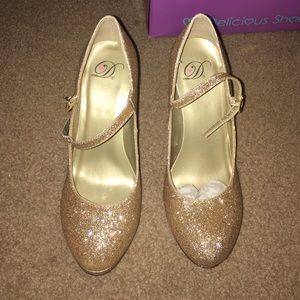SPARKLY GOLD PUMPS SIZE 8 WORN ONCE