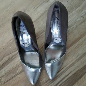 Anne Michelle gray/silver heels, NWOT.  7.5.