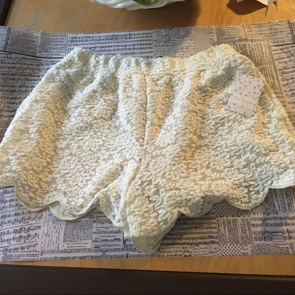 🍂FREE PEOPLE Scalloped Lace Shorts - Picture 2 of 3