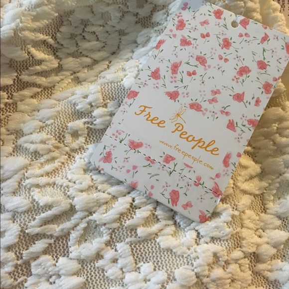 🍂FREE PEOPLE Scalloped Lace Shorts - Picture 3 of 3