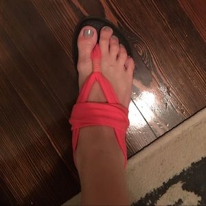 Sanuk dark drown and coral pink sandal