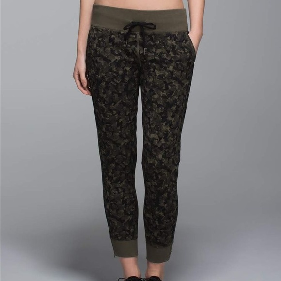 Mystic jungle no sweat pants size 10