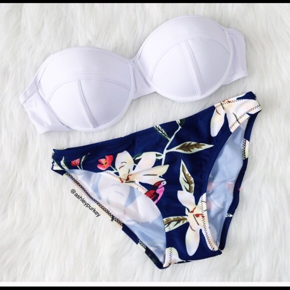 White and blue floral print bikini 🌴