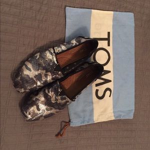 TOMS camo shoes size 8