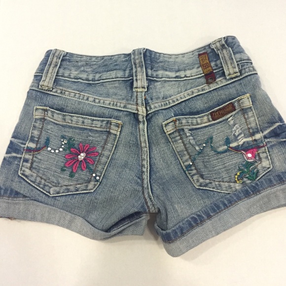 Short shorts - Picture 1 of 4