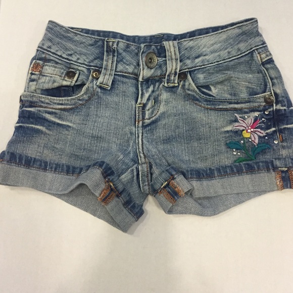 Short shorts - Picture 2 of 4