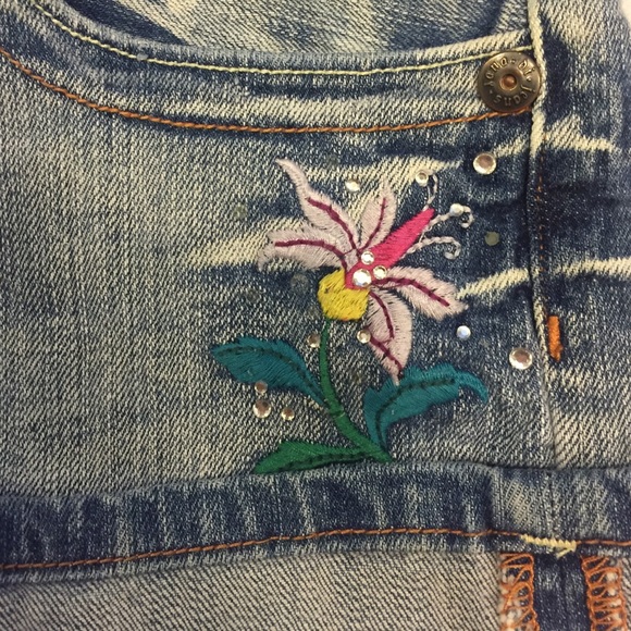 Short shorts - Picture 4 of 4