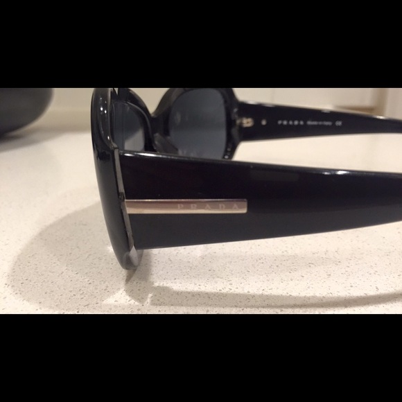 Authentic Prada sunglasses in excellent condition - Picture 2 of 4