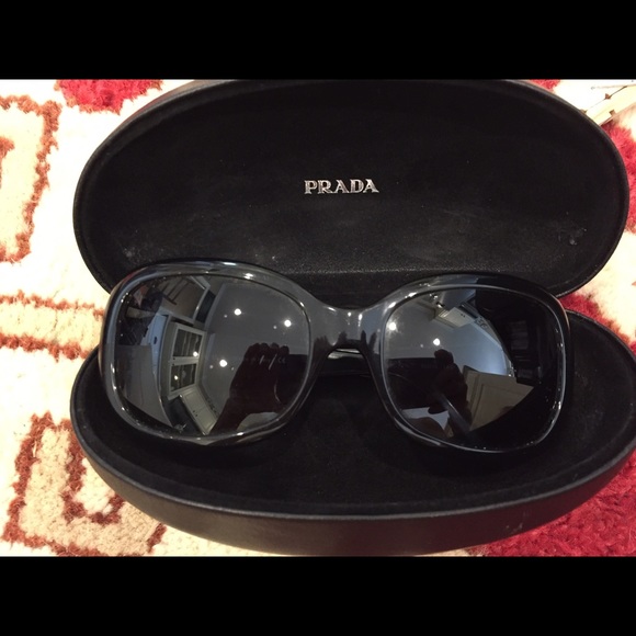 Authentic Prada sunglasses in excellent condition - Picture 4 of 4