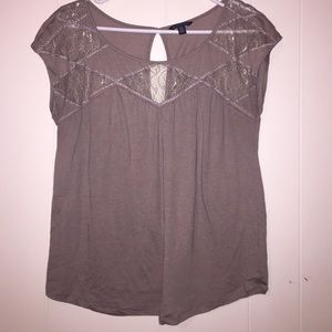 Short sleeved tshirt with lace on top.