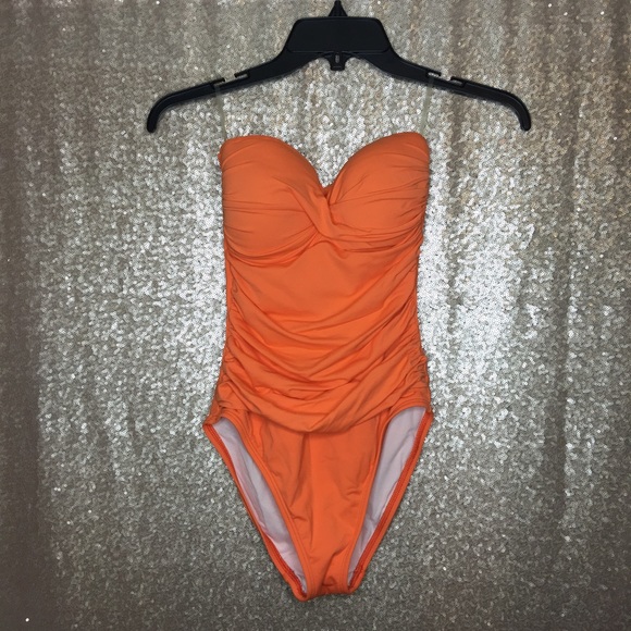 Pin-up Style Convertible Halter - Picture 2 of 4