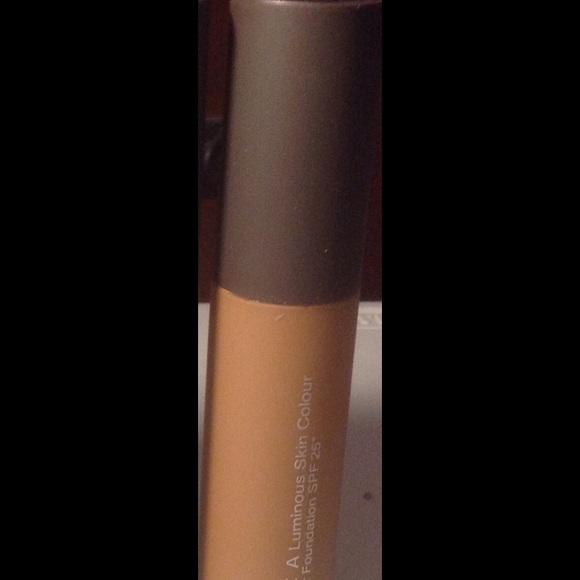 BECCA LUMINOUS FOUNDATION-MINK-nib