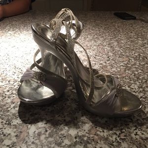 Silver Bakers strappy 4 1/2 in heel sandals size 7