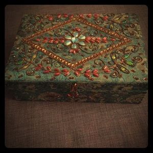 Vintage look jewelry box