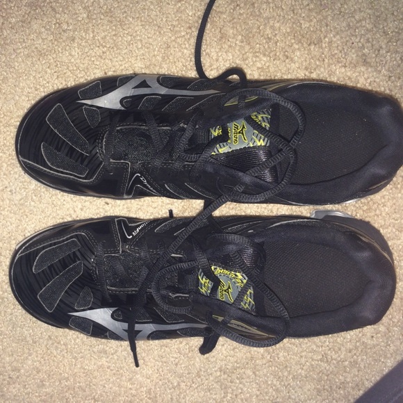Black mizuno volleyball shoes 9.5