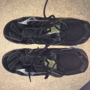 Black mizuno volleyball shoes 9.5