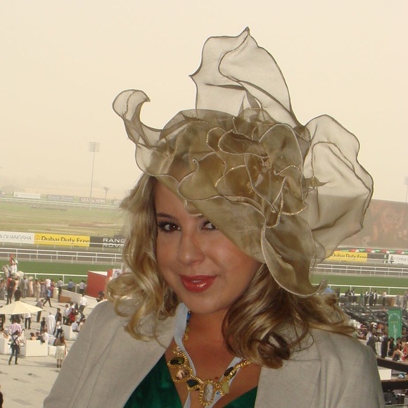 Head piece detailed 100% silk rose shape