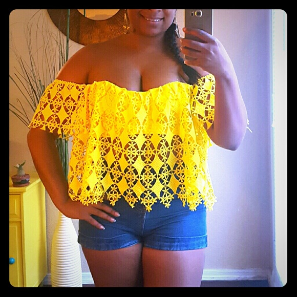 BEYONCE'S YELLOW LACE CROP TOP!! NWOT!