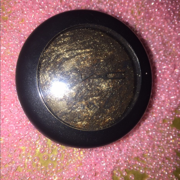 MAC mineralized eye shadow. "Gilt by Association"