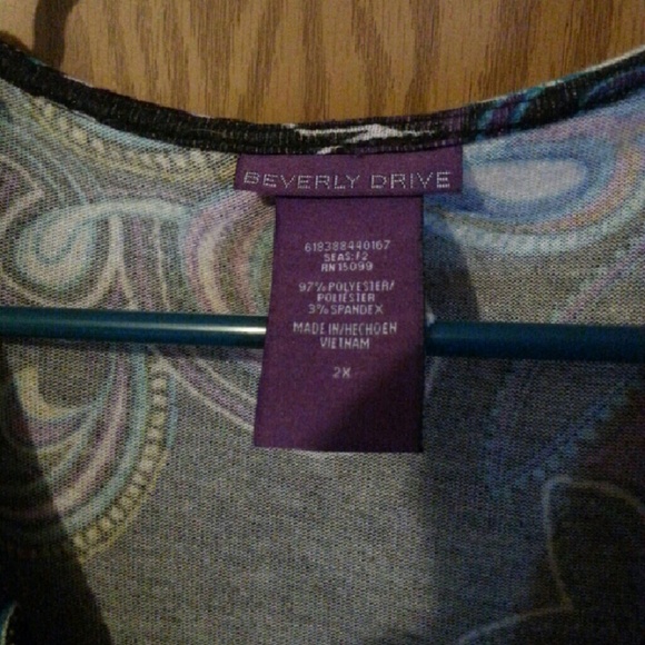 (Sold) Pretty top - Picture 2 of 4