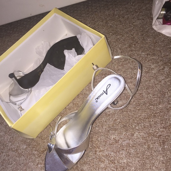 Heels - Picture 2 of 3