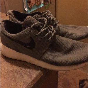 Grey Roshe runs