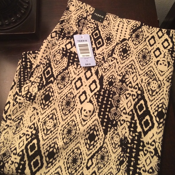 Torrid pencil skirt with skull pattern