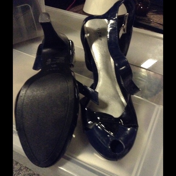 Heels - Picture 2 of 3